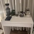 مكتب من ايكيا ومعه الكرسي