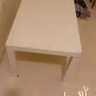 رف نضيف جدا من ايكيا مع طاوله من ايكيا