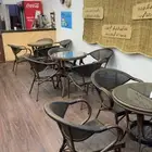 محل لتقبيل بكامل اغراضه