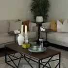 طاوله مع طاولات الخدمه