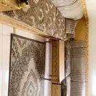 للبيع كنب مستخدم نظيف ومعه 3 طاولات وستارة