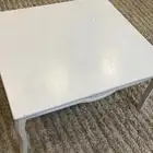 طاولة بيضاء