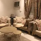 مجلس مع عدد خمس طاولات رخام