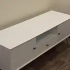 طاولة تلفزيون لون ابيض للبيع