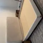 سرير مترين في مترين وطاوله للبيع