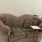 غرفة نوم ومجلس امريكي نظيفه وتلفزيون وطاولة