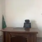 مكتب خشب ثقيل وكرسي متحرك