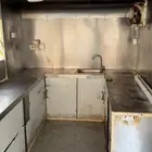 عربة متنقلة مزودة بتصمم قابل للتعديل وسهل التنقل بة