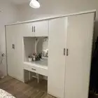 دولاب نظيف خمسه ادرف وعلاقة ملابس ودرجين