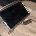 شاشه معها افياشها وتركب على جميع سيارات عشره انش