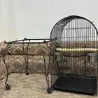 شبك كبير مع قاعدة للببغاء