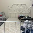 سرير وإسفنجة ايكيا للبيع بحالة ممتازة