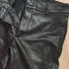 للبيع بنطلون جلد من Zara لم يلبس الا مرة جديد .