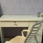 مكتب مع كرسي