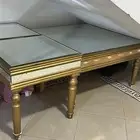 طاولة كبيرة مع طاولتين وسط لاعلى سوم