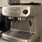 الة قهوه مع مطحنه