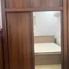 خزانة ملابس مع طاولة جانبية