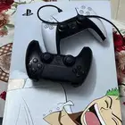 بلايستيشن 5   نظيف جدا  ولا يعاني من اي شيء مع يدين ومدخل Cd