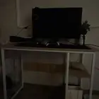 الشاشه وطاوله