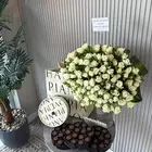 فازة ورد مع تشوكلت وهدايا اكثر بالمتجر