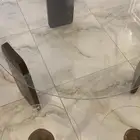 طاولة زجاج وخشب
