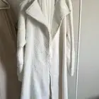 عبايه فروه ابيض