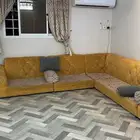 كنب نظيف للبيع مع طاوله