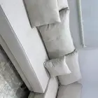 كنب وطاولة تلفزيون .