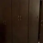 دولاب من 3 درف و هذا مو مكسور مفتوح بس و جديد و السرير جديد