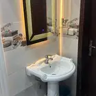 مغسله مع مرايه للبيع اعلا السوم لا يوجدفيها كسور الرخام زين