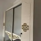 دولاب كبير ومعه مرايات كبيره وشكله كلاسك لونه بيج على سكري