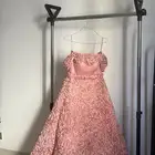 فستان ملكة جميل مزخرف بالورد قماش جميل وألم مقاس سمول