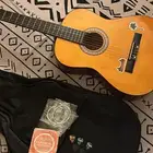 قيتار كلاسيك مع كل اغراضه جديد