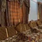 كنب فاخر شبه جديد للبيع مقاسه 9 في 7 بستايره وفرشته وطاولات