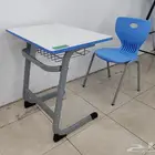 كراسي وطاولة مدرسية