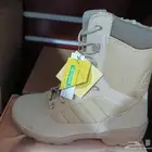 للبيع بسطار مموه جديد