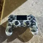 يده  سوني فور تقليد ما فيها ولا شي كل شيء صلحان
