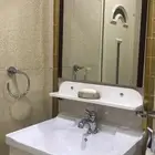 مغسلة مع رف ومراية نظيفة جد ا