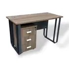 مكتب مدير عصري بتصميم فخم ومساحة عمل كبيرة