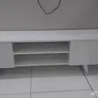 طاوله بيضاء