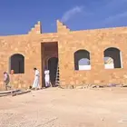 بنايت بيوت حجر واستراحات وففل ومسابح