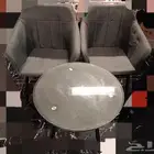 كرسيين مع طاولة زجاج مقاس كبير