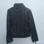 جاكيت اسود جلد جديد مستعجل