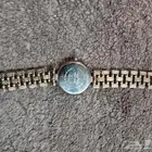 ساعه قديمه مطليه بالذهب