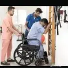 أخصائي علاج طبيعي