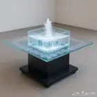 طاوله مائيه عباره عن طاوله و نافوره. تناسب الفنادق