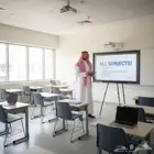 معلم يقدم حقيبة تعليمية كاملة لكل المواد