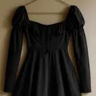 فستان اسود المقاس S شريتها من دبي مول ومالبستها جديدة