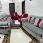 كنب نظيف مع طاولة