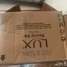 يوجد كمية من صابون لوكس وكامي